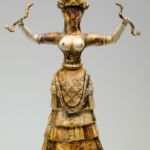 Bild: Die kleine Schlangengöttin wurde vor 3500 Jahren aus Fayence, einer Art glasiertem Ton, geschaffen. Sie wurde vor über 100 Jahren, zusammen mit einem weiteren Exemplar, aus den Trümmern des Palastes von Knossos auf der heutigen Insel Kreta geborgen.