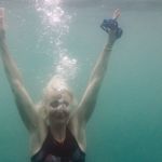 Frau taucht im See
